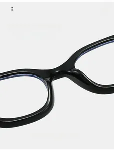Gros plan des plaquettes de nez intégrées sur montures de lunettes ovales noires