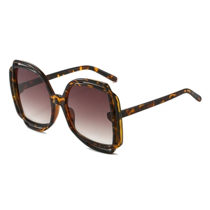 Classic oversized square sunglasses with tortoiseshell frame and brown gradient lenses