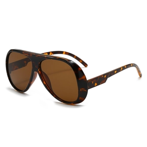 Retro oversized tortoiseshell sunglasses with brown lenses in classic aviator style