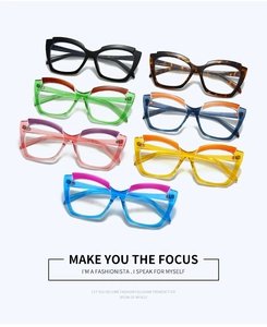 Détail de diverses montures de lunettes œil-de-chat colorées avec une finition lisse