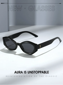 Détail de lunettes de soleil œil de chat noires avec rivets dorés en forme de losange
