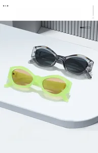 Vue détaillée de lunettes de soleil œil-de-chat avec branches ornées de strass sur support