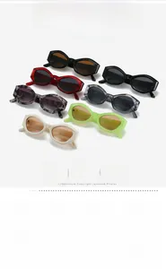 Détail de lunettes de soleil œil de chat polygone montrant les verres UV400 et la monture