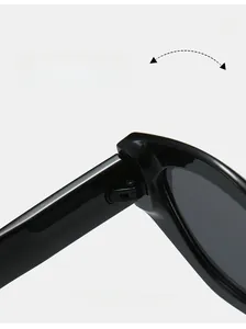Gros plan de la charnière durable sur des lunettes de soleil noires à strass
