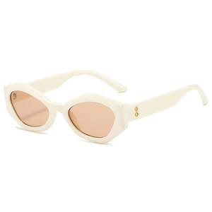 Lunettes de soleil cat-eye polygonales avec monture crème, verres thé et rivets or