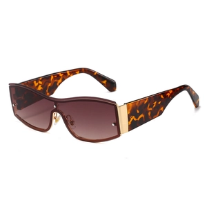 Chic oversized one-piece tortoiseshell sunglasses with brown gradient lenses and gold hinges