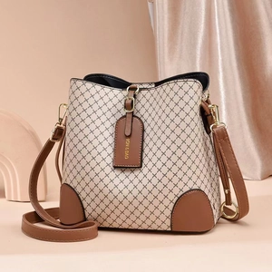 Elegante beige Beuteltasche mit braunem Karomuster und verstellbarem Schultergurt