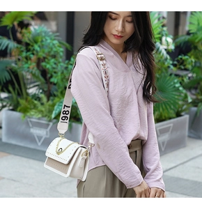 Sac bandoulière beige chic avec chaîne dorée, rivets et large bandoulière vintage 1987