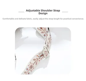 Détail d'une bandoulière ajustable de style ethnique avec motif floral et boucle en métal argenté