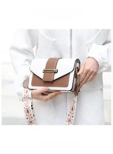 Détail de sac bandoulière avec sangle brodée colorée et boucle en métal dorée