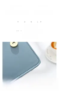 Détail du sac en cuir PU bleu clair avec boucle en métal doré et coutures fines