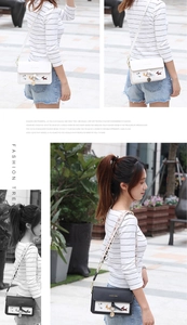 Détails de broderies animales et large bandoulière sur ce sac bandoulière tendance
