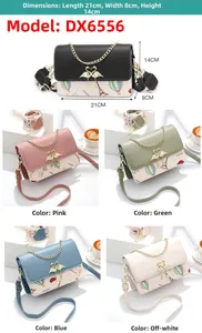 Détail du sac bandoulière multicolore avec motifs français et boucle en perles et métal