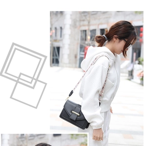 Détail du sac à bandoulière en cuir noir avec boucle dorée et sangle au motif ethnique