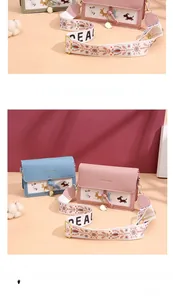 Détail du mini sac bandoulière tendance avec motifs animaux et bandoulière jacquard colorée