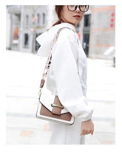 Détail du sac bandoulière avec large sangle brodée bohème et boucle en métal doré