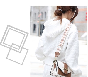 Sac bandoulière beige chic avec bordure marron et une large sangle à motif ethnique