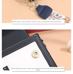Détail du sac à bandoulière en cuir blanc avec boucle dorée et fermoir magnétique
