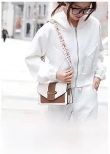 Détail d'un sac bandoulière rétro avec sangle brodée bohème et boucle en métal