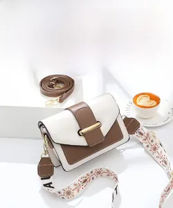 Détail du sac bandoulière bicolore avec deux bretelles interchangeables élégantes