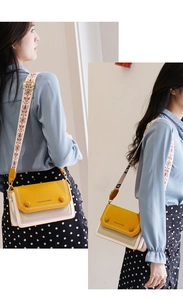 Détail du sac à bandoulière aux couleurs jaune et blanc et large sangle en jacquard