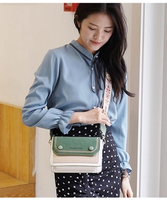 Détail du sac bandoulière vert et blanc avec large sangle à motif géométrique coloré