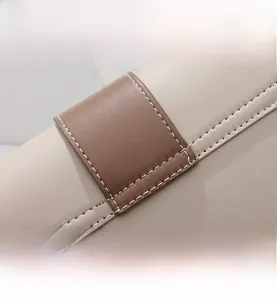 Détail des surpiqûres contrastées et du cuir texturé bicolore beige et marron