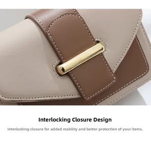 Détail de la boucle métallique et des coutures précises sur le sac bandoulière en cuir