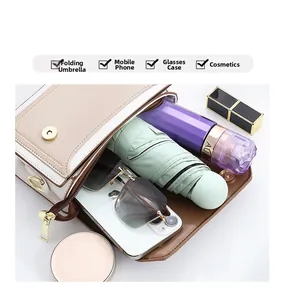 Vue intérieure d'un petit sac bandoulière avec espace de rangement pour accessoires