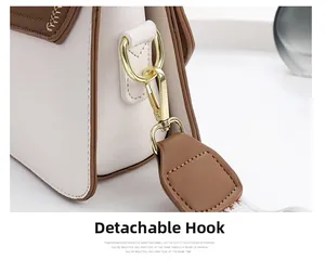 Détail du crochet doré amovible et de la bandoulière tissée du sac à main