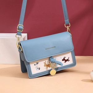 Sac bandoulière bleu clair avec broderie de chien et détails dorés élégants