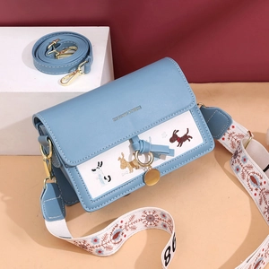 Sac bandoulière en cuir bleu et blanc avec broderie chien et sangle à motifs