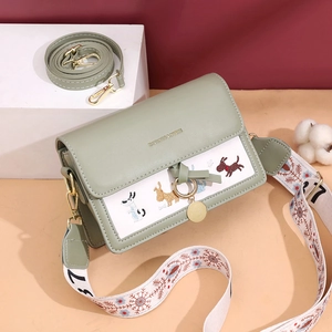 Sac bandoulière vert sauge et blanc avec broderie chien et deux bandoulières