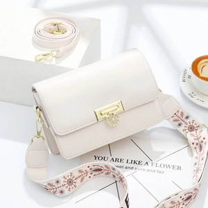 Sac bandoulière carré crème avec fermoir trèfle doré et deux bandoulières
