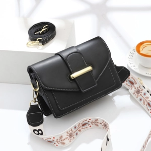 Sac bandoulière noir avec surpiqûres blanches et large bandoulière jacquard décorée