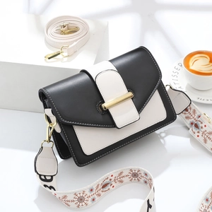 Sac bandoulière chic noir et blanc avec fermoir doré et deux bandoulières