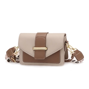 Sac bandoulière tendance bicolore beige et marron avec large sangle à logo et boucle dorée