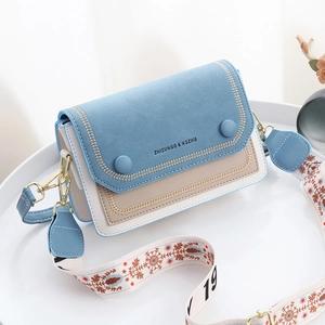 Sac à bandoulière chic bicolore macaron avec une large sangle brodée élégante