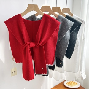 Coffret de châles tricotés 100% laine pour femmes en rouge et gris sur chemise