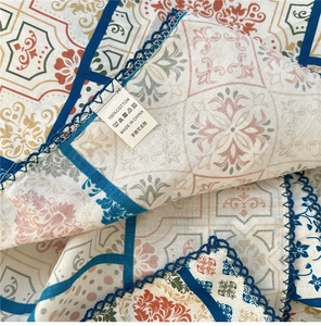 Dettaglio foulard in cotone con stampa etnica e bordo in pizzo all'uncinetto blu