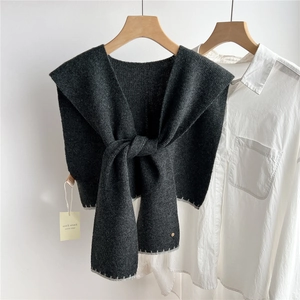 Détail d'un châle en tricot 100% laine gris foncé avec surpiqûres contrastées