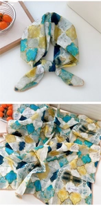Dettaglio di un foulard in cotone con motivi geometrici marocchini e bordo in pizzo