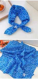 Foulard blu in lino e seta con motivi floreali e bordi in pizzo bianco in primo piano