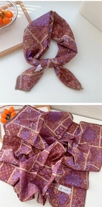 Dettaglio ravvicinato della sciarpa retrò in cotone e lino con bordo in pizzo all'uncinetto