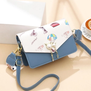 Sac bicolore bleu et blanc avec boucle en perle chat et imprimés de style vintage