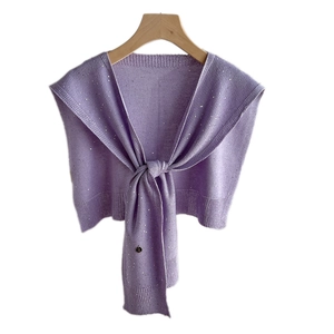 Scialle in maglia color lavanda con paillettes per donna su gruccia in legno