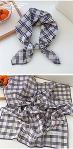 Dettaglio di sciarpa in cotone a quadretti blu e bianchi con bordi in pizzo blu scuro