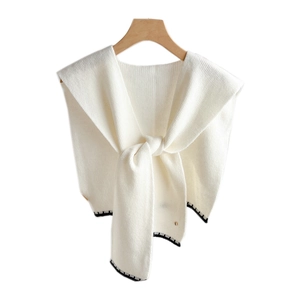 Châle en tricot crème élégant avec bordure rayée noire pour femmes sur cintre