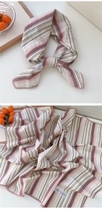 Dettaglio ravvicinato di un foulard retrò in cotone e lino con motivi a rombi