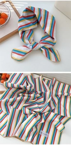 Dettaglio di sciarpa in cotone a righe colorate con eleganti bordi in pizzo all'uncinetto